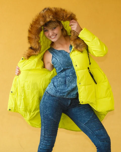 Κορίτσι της μόδας σε λεμόνι χρώμα σακάκι. — Φωτογραφία Αρχείου