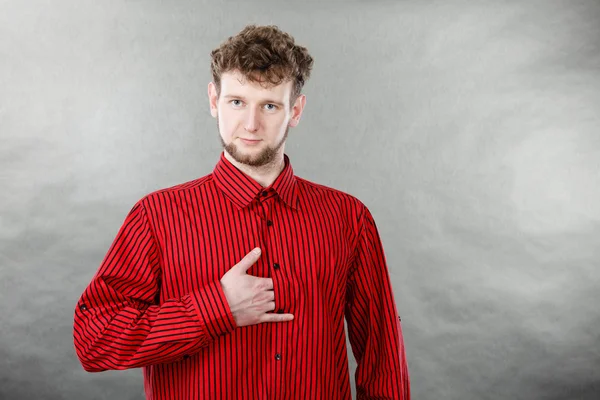 Homem elegante em camisa vermelha — Fotografia de Stock