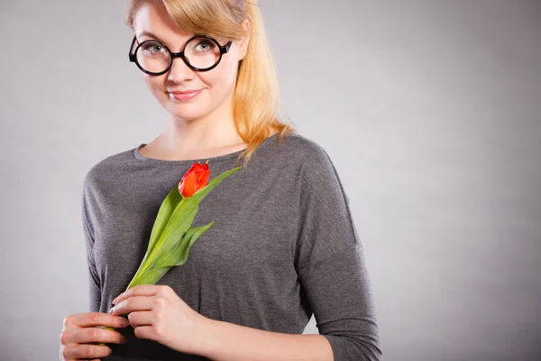 郁金香花的美丽女人. — 图库照片