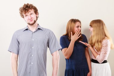 İki kadın adam hakkında dedikodu konuşmak.