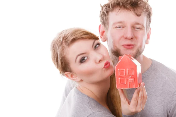 Par dela kyssar med hus symbol. — Stockfoto