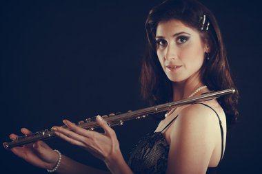 Flüt enstrüman ile zarif kadın.