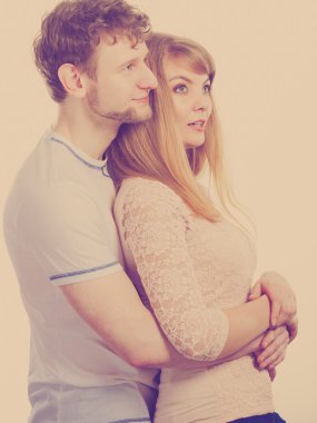 Mutlu arkadaşlığını çift birbirlerine sarılma.