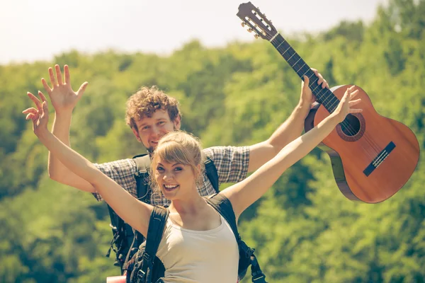 屋外のギターで幸せ観光カップル — ストック写真
