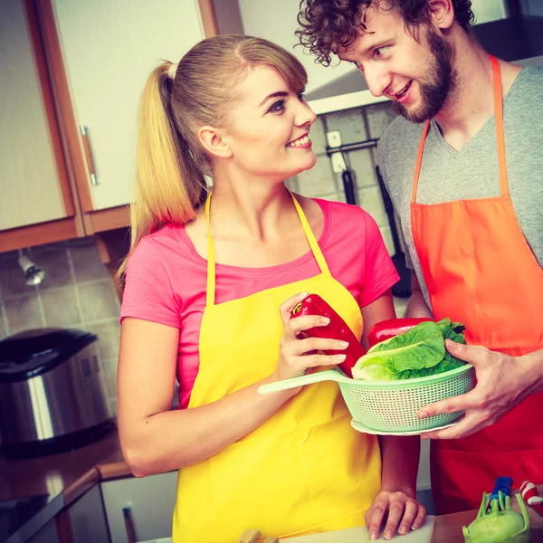 Couple préparant une salade de légumes frais — Photo