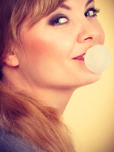 Blond tjej tuggummi att göra ballongen. — Stockfoto