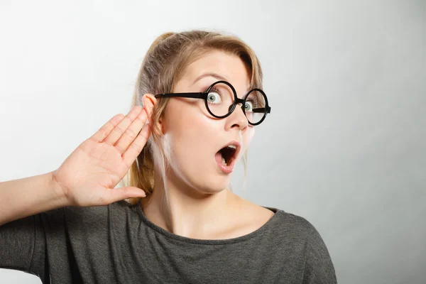 Klatsch und Tratsch schockieren Mädchenporträt. — Stockfoto