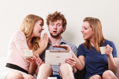 Arkadaşlar internet tablet üzerinde tarama rahatlatıcı.