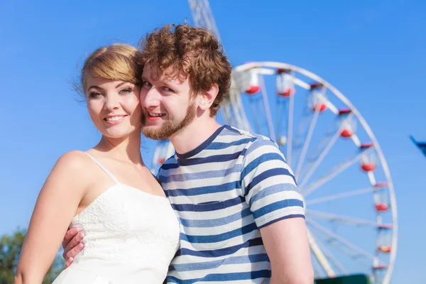 Turistas amando casal ao ar livre no parque de diversões — Fotografia de Stock