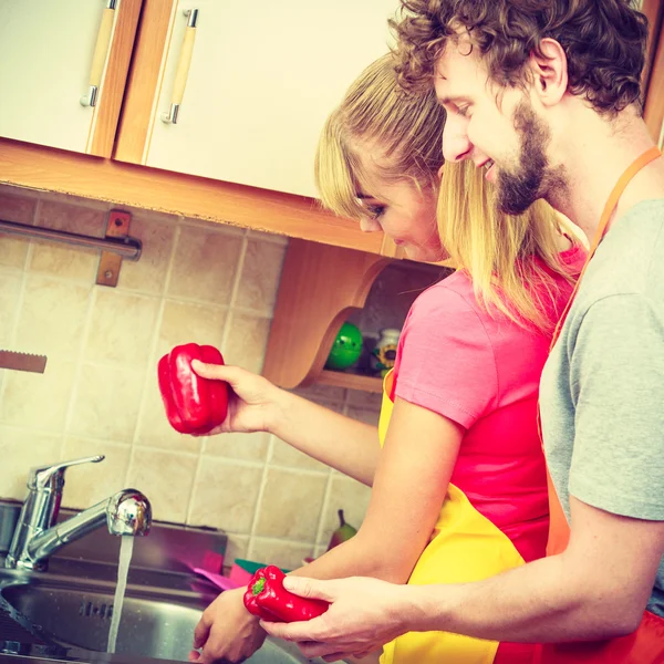 Couple laver les légumes frais dans la cuisine — Photo