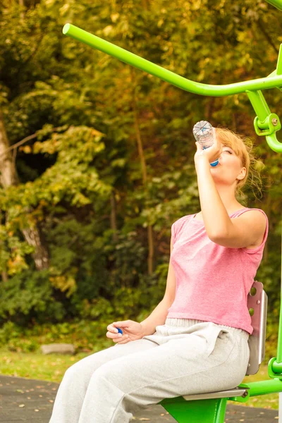 Donna con acqua potabile in pausa. Fitness . — Foto Stock