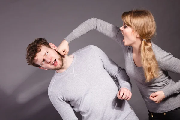 Агрессивная женщина кричит на мужчину . — стоковое фото