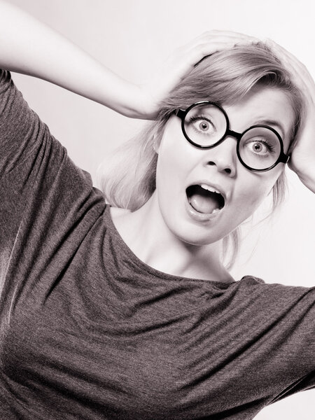 Шокированная леди, выражающая благоговение
.