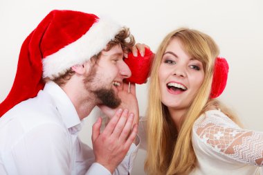 Santa şapka kadın kulağına Fısıldayan Adam.