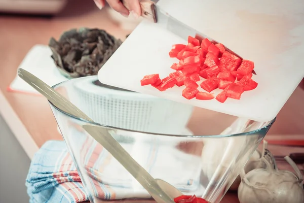 Frau bereitet Gemüsesalat in Scheiben geschnitten Paprika — Stockfoto