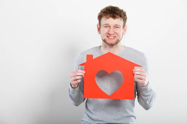 Lycklig nöjd man med hjärtat hus. — Stockfoto