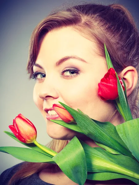 Mädchen mit Tulpe fühlen Verbindung zur Natur. — Stockfoto