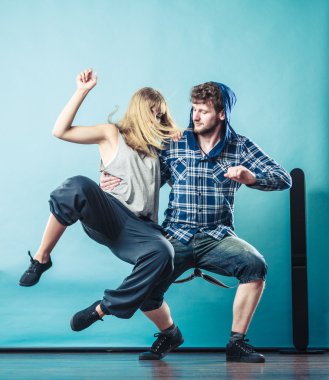 birkaç genç adam ve hip-hop dans kadın