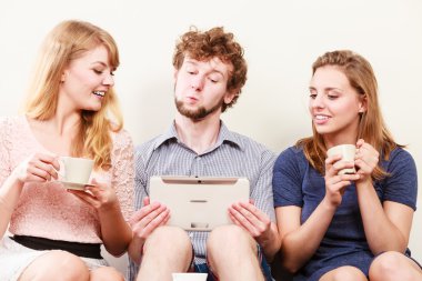 Arkadaşlar internet tablet üzerinde tarama rahatlatıcı.