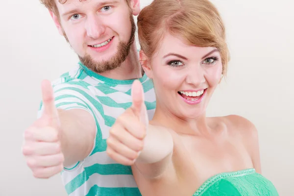 Feliz pareja emocionado sonriendo sosteniendo el pulgar hacia arriba gesto , —  Fotos de Stock