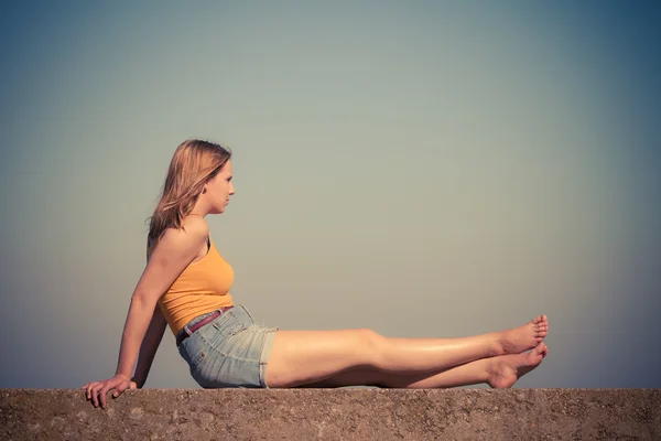 Chica rubia descansando al aire libre — Foto de Stock