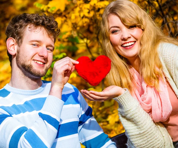 Romantische paar zitten op bankje in park herfst — Stockfoto