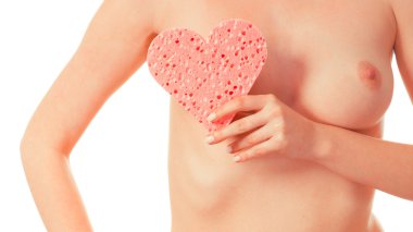 Kalp sünger tutan çıplak kadın