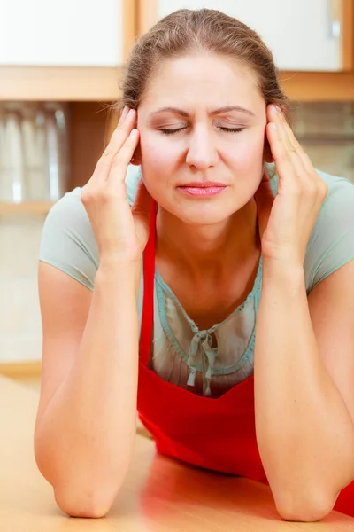 Donna che soffre di mal di testa dolore emicrania . — Foto Stock