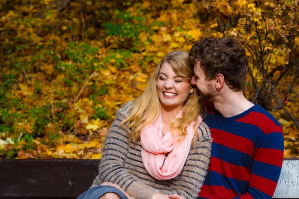 Amantes casal no parque de outono no banco — Fotografia de Stock