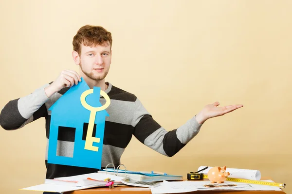 Homem com casa e chave . — Fotografia de Stock