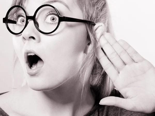 Shocked girl eavesdropping. — Stock Photo, Image