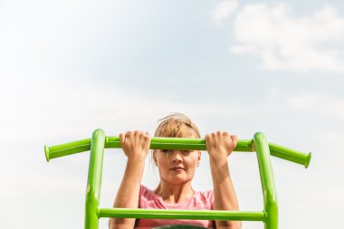 Aktif kadın merdivene açık egzersiz.