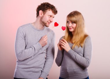 Aşk sembolleri tutan çifti.