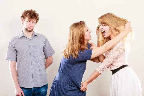 Aggressive wütende Frauen streiten um Mann. — Stockfoto