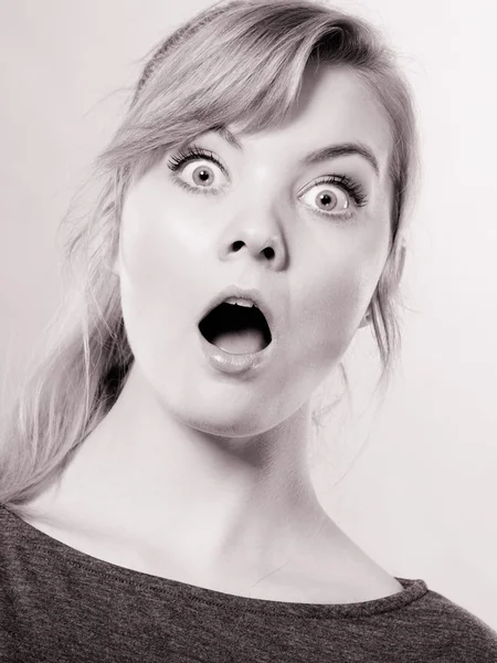 Verrast, verbaasd meisje met open mond. — Stockfoto
