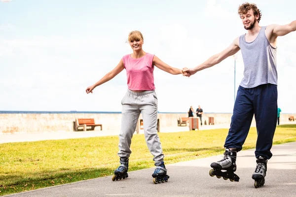 Jóvenes activos amigos patinaje al aire libre . — Foto de Stock