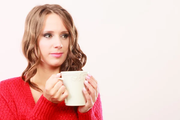 Herbst Frau hält Becher mit Kaffee warmem Getränk — Stockfoto