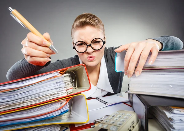 Gekke vrouw in kantoor. — Stockfoto