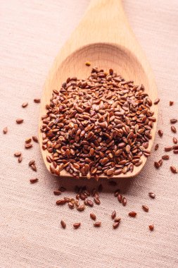 Üzerinde tahta kaşık keten tohumu keten tohumu