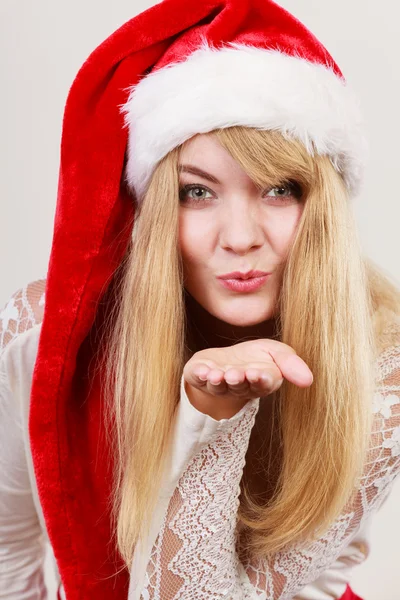 Gelukkig leuke vrouw in KERSTMUTS helper. Kerstmis. — Stockfoto