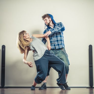 birkaç genç adam ve hip-hop dans kadın