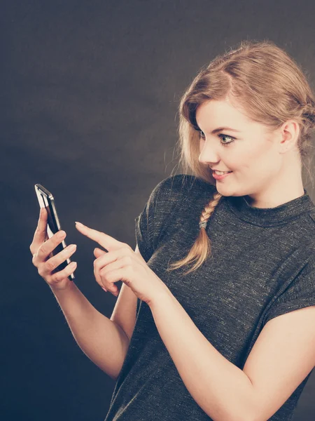 Vonzó nő flörtöl textil-a mozgatható telefon. — Stock Fotó