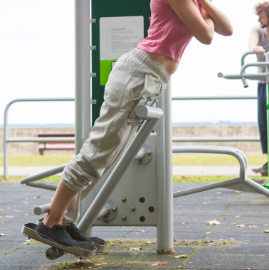 Aktif kadın backtrainer açık egzersiz.