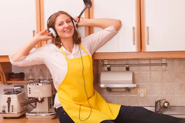 Feliz dona de casa em casa — Fotografia de Stock