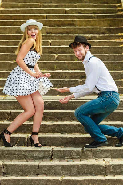 愛するカップル レトロなスタイルは、階段でいちゃつく — ストック写真
