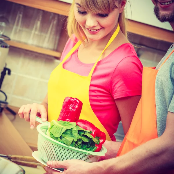 Pareja preparando verduras frescas ensalada de alimentos —  Fotos de Stock
