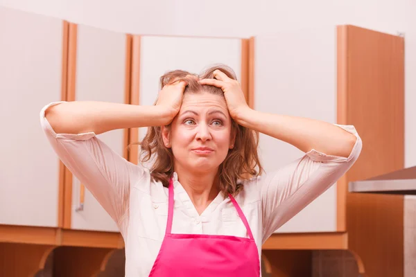 Dona de casa infeliz na cozinha — Fotografia de Stock