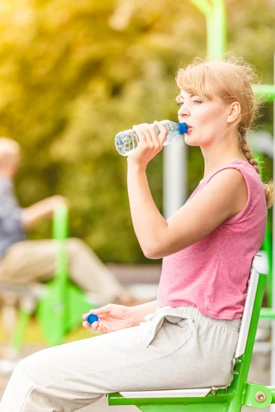 Donna con acqua potabile in pausa. Fitness . — Foto Stock