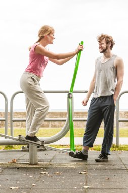 Erkek ve kadın üzerinde eliptik eğitmen egzersiz.