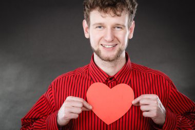 Kırmızı kalp aşık çocuk.